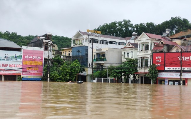 Nước lũ dâng cao, trên 12.000 hộ dân ở thành phố Yên Bái phải di dời  - Ảnh 1.